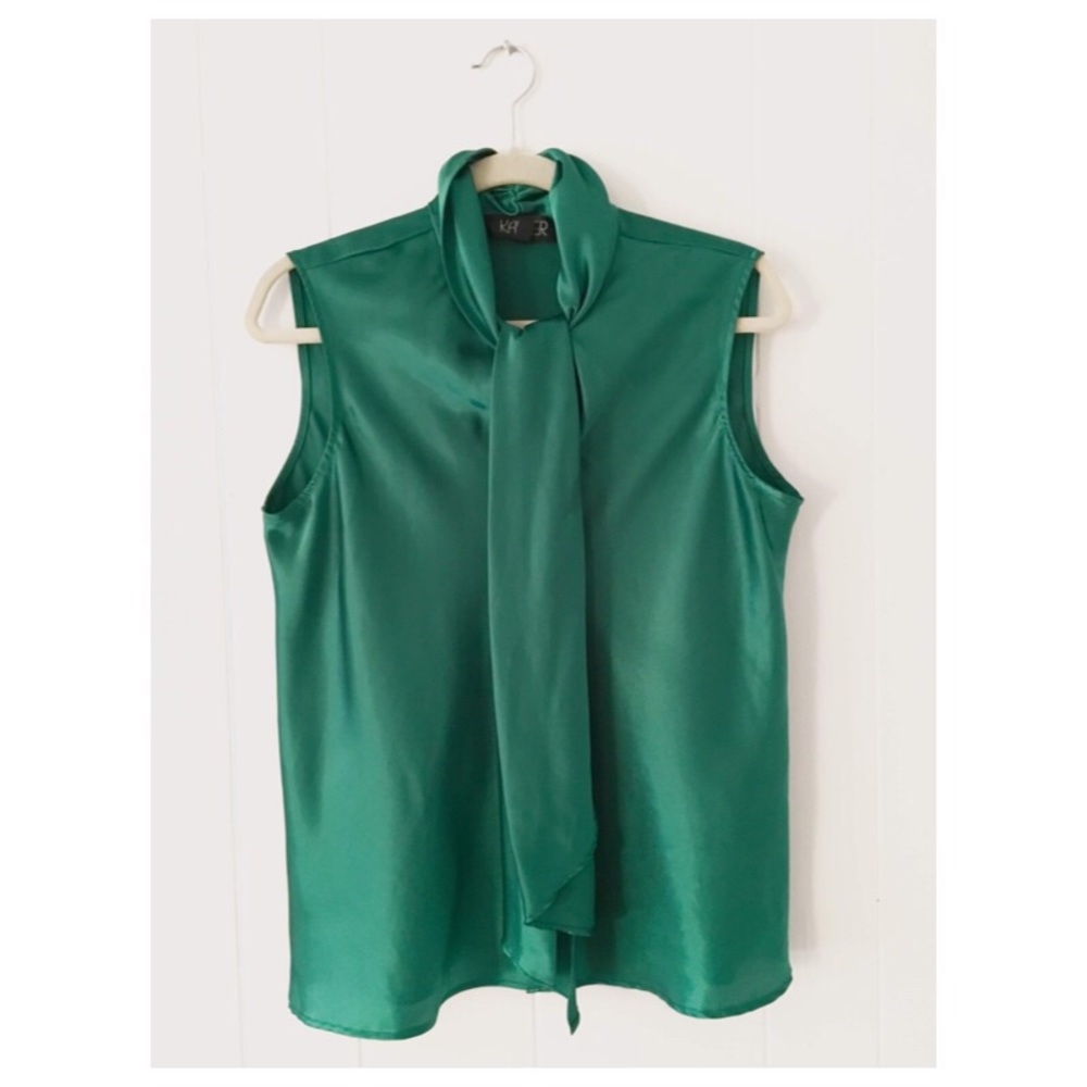 Green bow tie sleeveless blouse